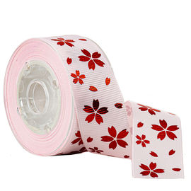 Fleur rouge d'or d'aluminium sur le ruban de gros-grain imprimé par rose pour la décoration de vacances