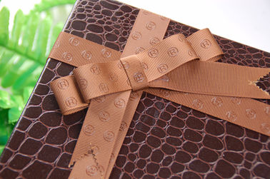 Ruban d'emballage de cadeau de polyester de Brown pour les biens de largeur du logo augmentés par boîte 25cm