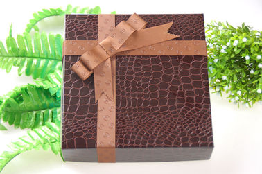 Ruban d'emballage de cadeau de polyester de Brown pour les biens de largeur du logo augmentés par boîte 25cm