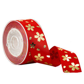 Fleur rouge d'or d'aluminium sur le ruban de gros-grain imprimé par rose pour la décoration de vacances