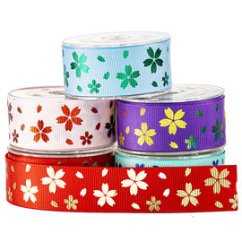 Fleur rouge d'or d'aluminium sur le ruban de gros-grain imprimé par rose pour la décoration de vacances